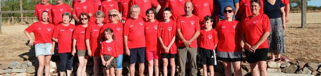 Le restaurant La Table du Poête soutient le club de pétanque avec une remise de maillots